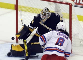 New York Rangers blanked 1-0 by Penguins in impressive goalie duel